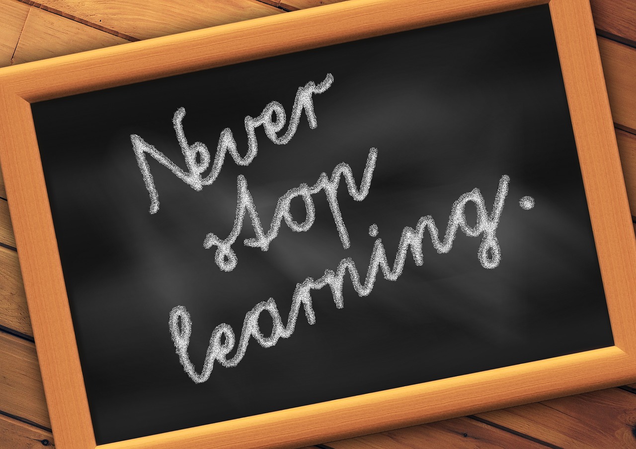 Tafel mit dem Spruch "Never stop learning"